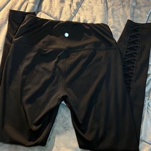 Yogalicious 7/8 leggings with criss-cross cutouts